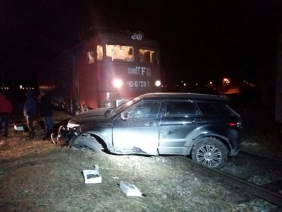 ISU: Autoturismul lovit de tren în zona Gării Bucureştii Noi a fost scos de sub partea din faţă a locomotivei - FOTO