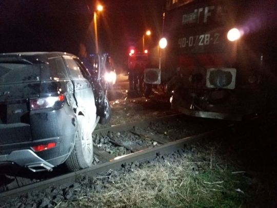 Autoturism lovit de tren în zona Gării Bucureştii Noi/Foto: ISU Bucureşti - Ilfov