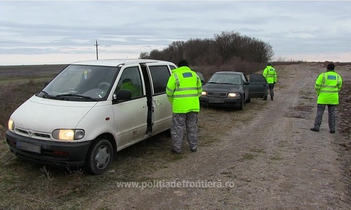 Constanţa: Cinci călăuze bulgare şi 19 irakieni, între care 11 copii, prinşi la marginea unei păduri, după ce au intrat ilegal în ţară - FOTO/VIDEO