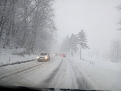 Alte maşini blocate în zăpadă pe un drum judeţean din Constanţa; sunt probleme din cauza viscolului şi pe drumuri din Tulcea