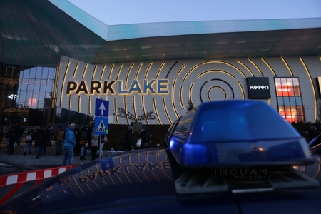 Mall-ul Park Lake din Capitală a fost evacuat în urma unei alerte cu bombă. Alarma s-a dovedit a fi falsă. Poliţiştii au încheiat verificările după patru ore. UPDATE