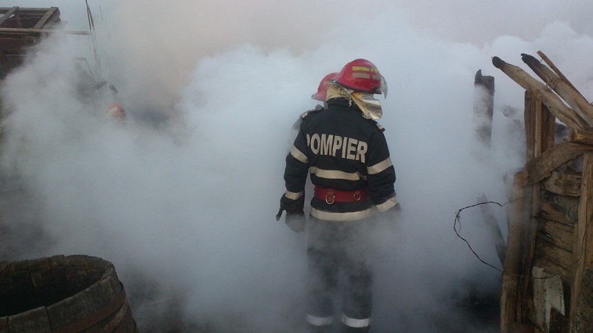 Incendiu la o pensiune din judeţul Neamţ, în prima zi a Anului Nou. Nicio persoană nu a fost rănită, iar pompierii au stins focul în trei ore