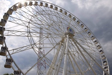 Cincizeci şi două de persoane, blocate într-o roată dintr-un parc de distracţii din Capitală. Primărie: Sistemele de protecţie ale roţii mari s-au blocat după fluctuaţii de tensiune. UPDATE, FOTO