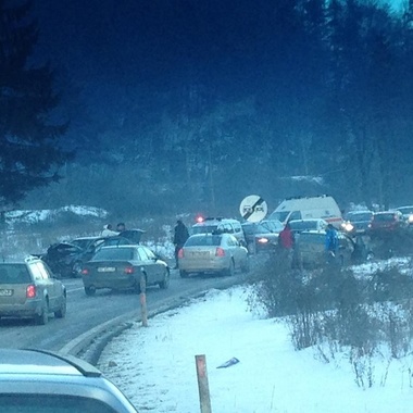 Trafic îngreunat la Timişu de Jos din cauza unui accident rutier cu trei maşini. Poliţiştii au decis să devieze traficul de la Dârste spre Cheia