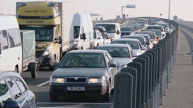 Aglomeraţie în Vama Albiţa, pe sensul de intrare în ţară, unde maşinile aşteaptă şi 70 de minute
