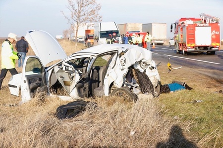 Două persoane au murit şi trei au fost rănite, în urma unui accident produs pe DN 2, Buzău - Râmnicu-Sărat; traficul este oprit - FOTO