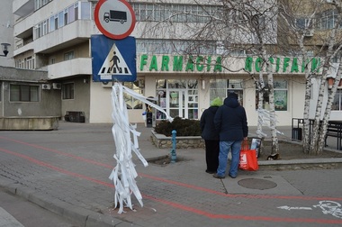 Vaslui: Panglici albe, cu mesaje de la prieteni, legate de indicatorul rutier lovit de o maşină şi care a căzut peste o tânără - FOTO