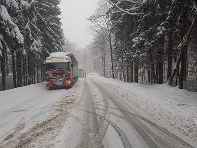 Restricţia impusă maşinilor de mare tonaj pe DN18, în Pasul Gutâi, unde traficul era îngreunat din cauza ninsorii, a fost ridicată
