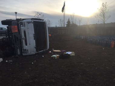 Vaslui: Un TIR încărcat cu butelii s-a răsturnat pe DN 24, în faţa unei primării - FOTO