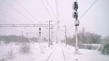Dolj: Tren blocat pe şine după ce locomotiva s-a stricat, călătorii vor fi preluaţi de maşini ale CFR Călători