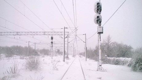 Dolj: Tren blocat pe şine după ce locomotiva s-a stricat, călătorii vor fi preluaţi de maşini ale CFR Călători