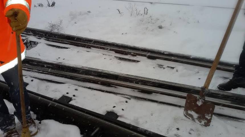 Între Caracal şi Craiova, feroviarii intervin la -17 grade Celsius, în condiţii de vânt de 70 de kilometri pe oră. În total au fost anulate 94 de trenuri