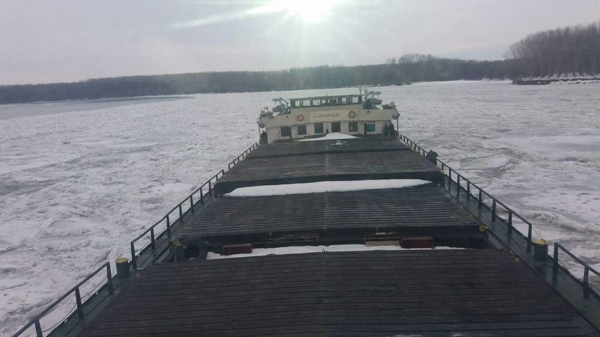 Alimente pentru echipajul unei barje sub pavilion slovac imobilizate în gheaţă pe Braţul Bala al Dunării, duse cu un elicopter al MAI
