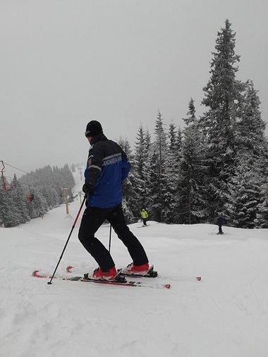 Doi fraţi din Petroşani care au plecat cu plăcile de snowboard în Munţii Parâng şi au coborât pe o pârtie neamenajată, recuperaţi