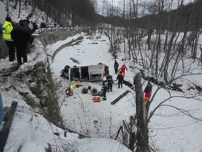 Accident grav la Cheia: Două persoane au murit şi alte trei au fost rănite după ce un autoturism şi o dubă s-au ciocnit. Duba a căzut într-o râpă - FOTO/ VIDEO