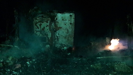 Un bărbat din Vâlcea a murit într-un incendiu care i-a cuprins locuinţa; pompierii au reuşit să stingă focul după mai mult de şase ore