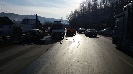 Vâlcea: Cinci persoane rănite după ce două maşini s-au ciocnit pe Valea Oltului - FOTO