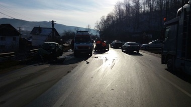 Vâlcea: Cinci persoane rănite după ce două maşini s-au ciocnit pe Valea Oltului - FOTO