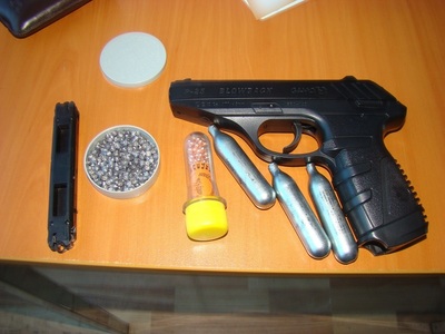 Vaslui: O armă şi aproape 500 de proiectile cumpărate de pe piaţa neagră din Chişinău, descoperite la un tânăr în Vama Albiţa
