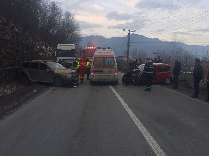 Două persoane rănite, în urma unui accident produs pe DN 7, în Vâlcea; traficul este blocat
