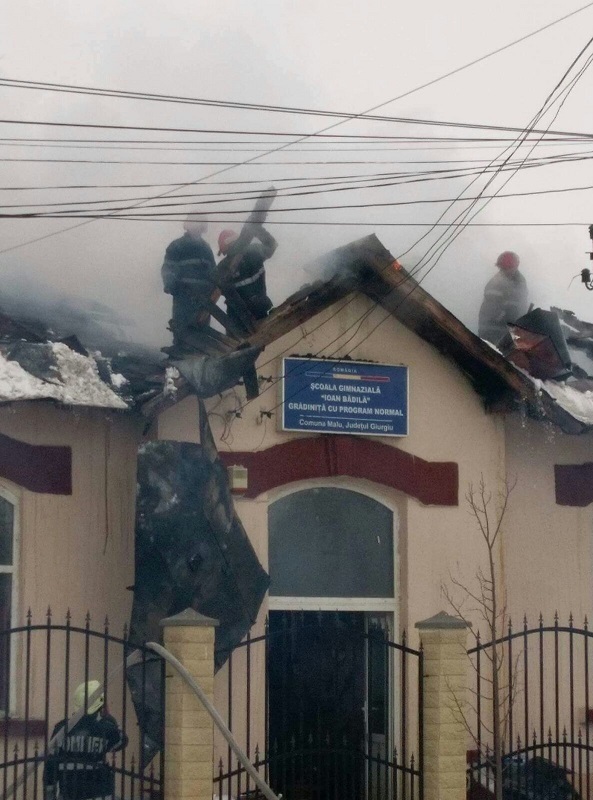 Incendiu la o grădiniţă din Giurgiu, flăcările cuprinzând acoperişul; nicio persoană nu a fost rănită - FOTO
