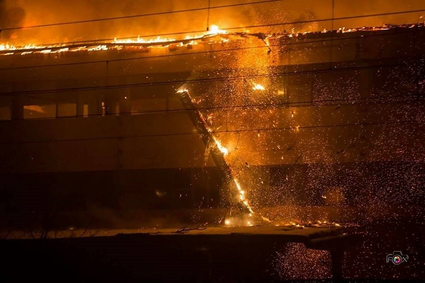 Peste 4.000 de viori au ars într-o fabrică de instrumente muzicale din Topliţa cuprinsă de un incendiu puternic -  FOTO