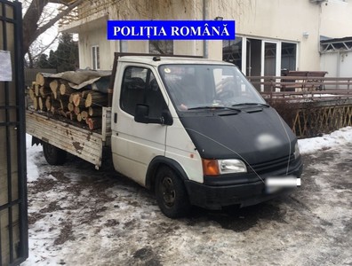 Autovehicule care transportau ilegal lemne, confiscate de către poliţiştii argeşeni