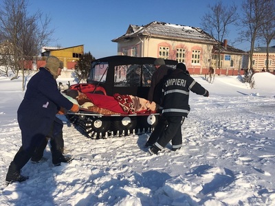 Pompierii din Giurgiu au mers 18 kilometri cu o şenilată pe un drum greu accesbil, din cauza unui apel fals la 112