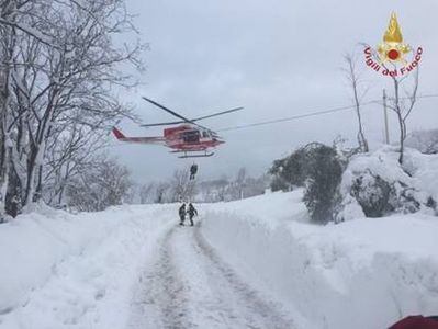 MAE: Ne-a fost semnalat că trei români, din care doi minori, sunt prinşi în hotelul înghiţit de avalanşă în Italia