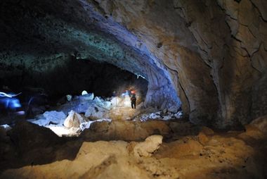 Doi topografi care făceau măsurători au fost găsiţi morţi într-o grotă din Băile Herculane; cei doi s-ar fi intoxicat cu sulf