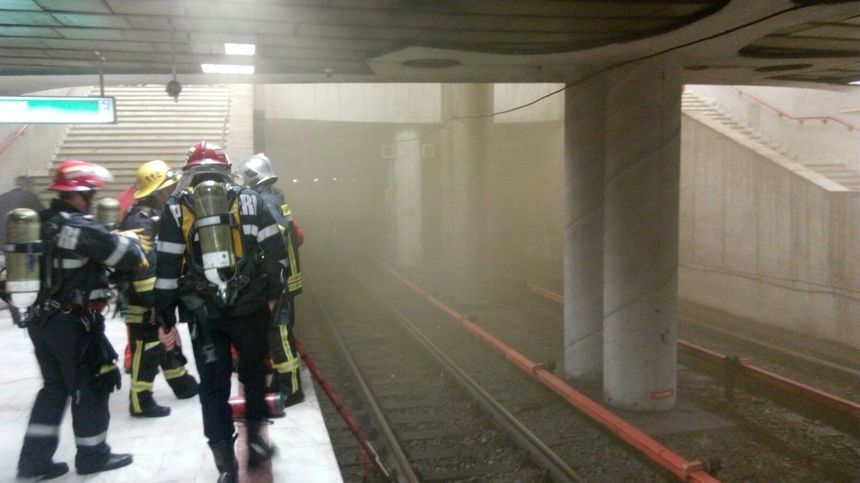 Staţia de metrou Universitate, evacuată din cauza unei avarii în tunelul spre Unirii. Incendiul de la metrou a fost stins, staţia Universitate a fost redeschisă traficului - UPDATE