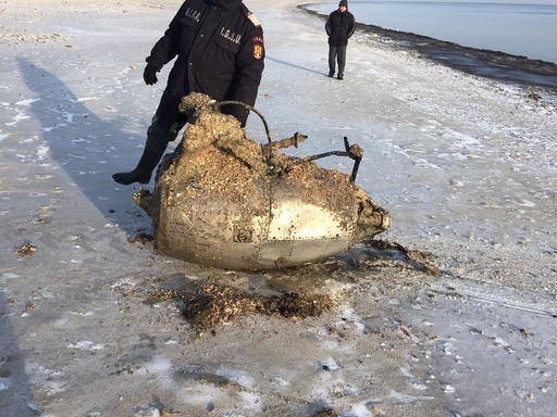 Pompierii au recuperat rezervorul suplimentar de avion găsit pe malul mării în Mamaia