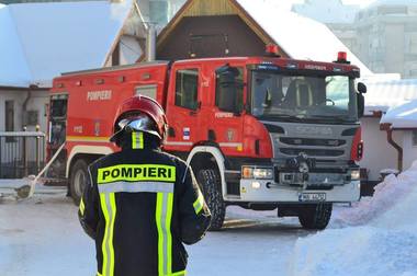 Galaţi: Trupul carbonizat al unui bărbat, găsit de pompieri în urma unui incendiu izbucnit în locuinţa acestuia