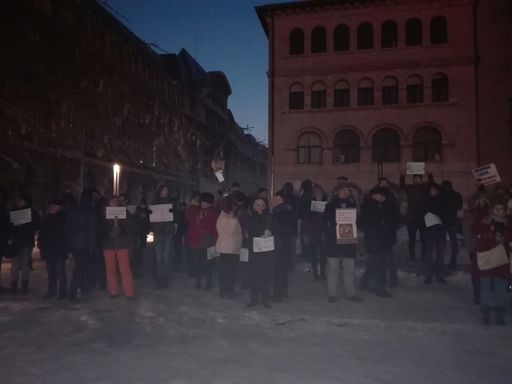 Circa 150 de oameni au protestat în Piaţa Universităţii din Capitală faţă de ordonanţele privind graţierea şi modificarea Codului penal. Protestul s-a încheiat după două ore - UPDATE, FOTO, VIDEO