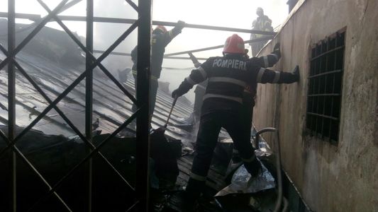 Incendiu într-o localitate din judeţul Buzău, la un imobil în care locuiesc muncitori; trei persoane au fost evacuate