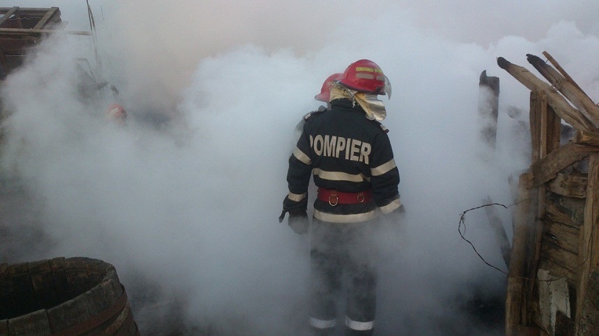 Incendiul izbucnit la acoperişul unei fabrici din Botoşani a fost stins