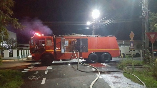 Pompierii intervin pentru asigurarea zonei pe DN 1B, în Buzău, după ce un TIR încărcat cu sodă caustică solidă a luat foc