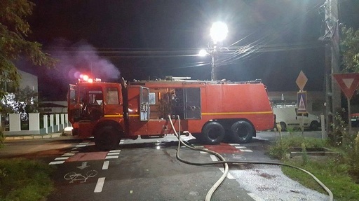 Pompierii intervin pentru asigurarea zonei pe DN 1B, în Buzău, după ce un TIR încărcat cu sodă caustică solidă a luat foc