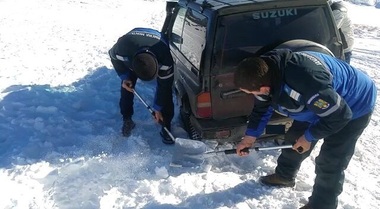O familie cu un copil de trei ani rămasă blocată cu maşina pe un drum din Munţii Bucegi, ajutată de jandarmii montani - FOTO/ VIDEO