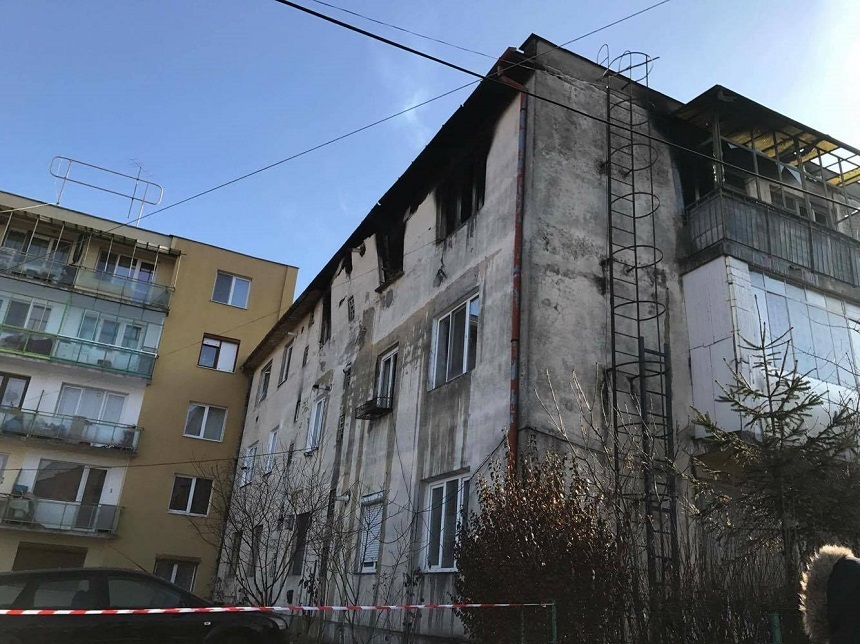 Bărbatul rănit în explozia produsă într-un bloc din Cluj va fi adus cu un elicopter la un spital din Capitală - FOTO