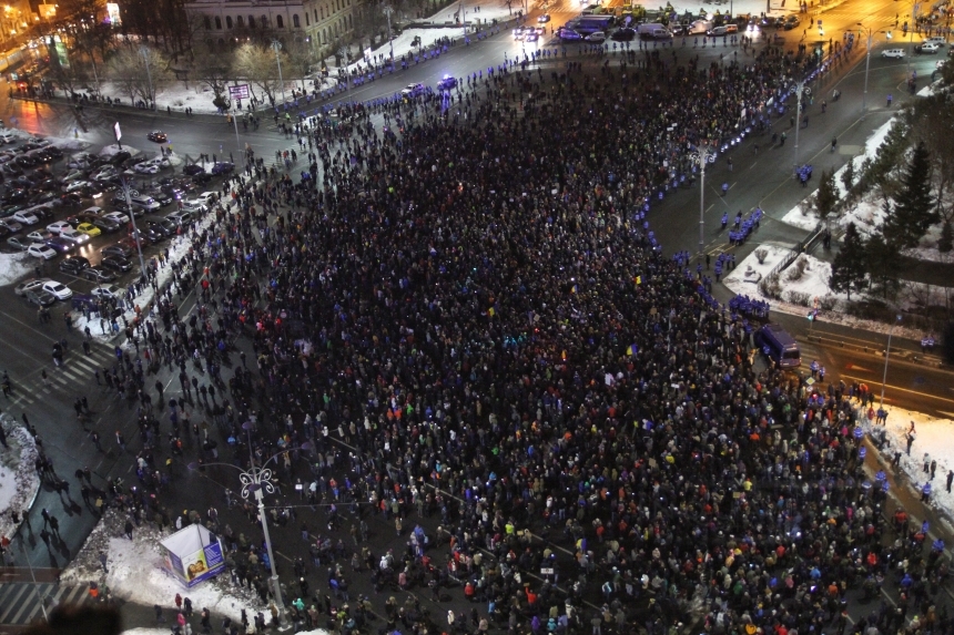 Peste 40.000 oameni au protestat la Bucureşti faţă de proiectele de graţiere şi modificare a codurilor penale. Ei au parcurs traseul Universitate-CNA-Ministerul Justiţiei-Avocatul Poporului-Guvern. Manifestanţii au părăsit Piaţa Victoriei