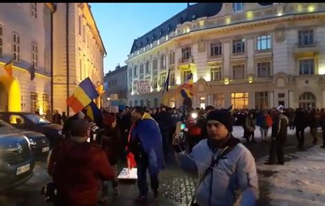 Sibiu: Peste 2.000 de persoane la protestul faţă de proiectele de graţiere şi modificare a codurilor penale. VIDEO