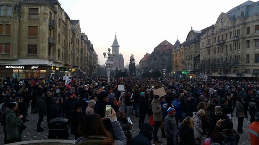 Aproximativ 2.000 de timişoreni au ieşit în stradă: ”Grindene, cu trupa ta faci de râs Timişoara” - FOTO