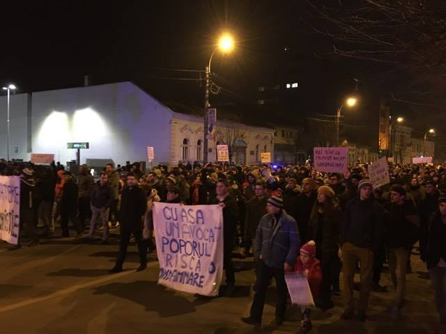 PROTESTE şi în ţară faţă de proiectele de graţiere şi modificare a codurilor penale: 10.000 de oameni s-au strâns la Cluj-Napoca. Alţi 20.000 au protestat la Sibiu, Timişoara, Iaşi şi Braşov. UPDATE, FOTO, VIDEO