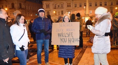 Mai mulţi arădeni şi-au adus câinii de companie la protest; aproximativ 250 de persoane au ieşit în stradă - FOTO

