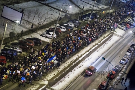 Sibiu: Numărul protestatarilor a depăşit 5.000; oamenii mărşăluiesc pe străzile oraşului - FOTO / VIDEO