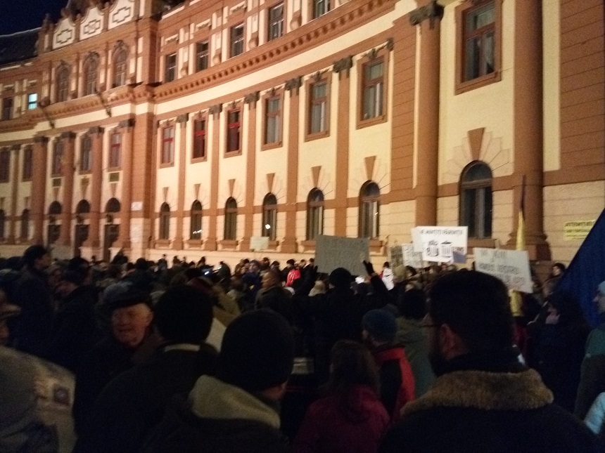 Protestul din Braşov s-a încheiat, peste 3.000 de oameni au ieşit în stradă - VIDEO