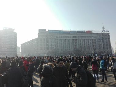 Peste 1.500 de oameni protestează în Piaţa Victoriei, cerând demisia Guvernului. Numărul manifestanţilor continuă să crească. GALERIE FOTO - UPDATE