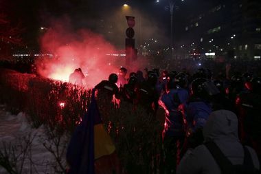 Manifestaţia din Piaţa Victoriei, unde s-au aflat până la 120.000 de oameni, s-a încheiat. În ultimele ore au avut loc incidente provocate de grupuri izolate. Doi jandarmi şi doi protestatari au fost răniţi - VIDEO, FOTO