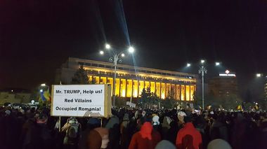 Manifestanţii din Capitală au început să plece, în grupuri de sute de persoane, circa 30.000 de oameni continuă protestele